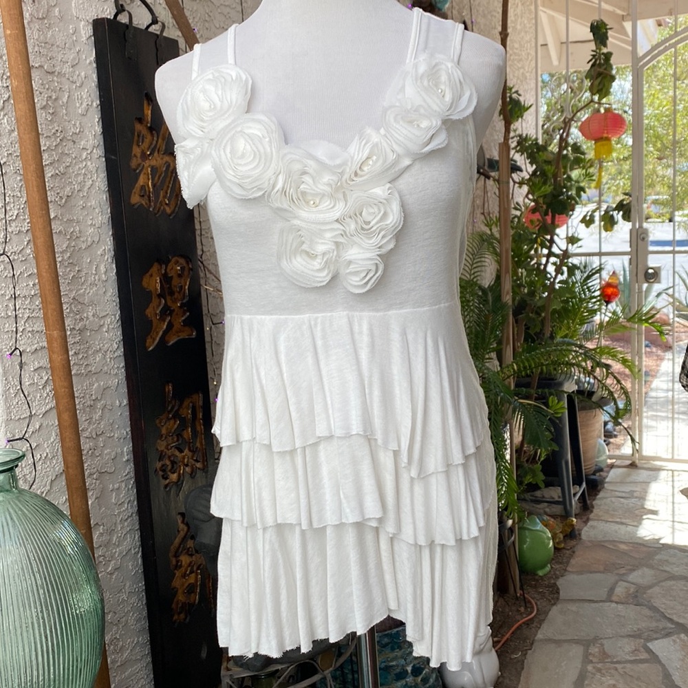 ▪️▪️WHITE SLEEVELESS ACCORDION TIERED W/ROSE APPLIQUÉS DESIGN▪️▪️